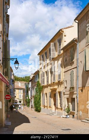 Alte Häuser entlang der Rue de L'Amphitheater in Arles, Provence, Südfrankreich Stockfoto