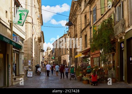 Rue de la Republique im Stadtzentrum von Arles, Provence, Frankreich, mit Fußgängern Stockfoto