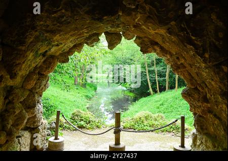 Blick von der Grotte in georgianischem Landschaftsgarten und Park National Trust Anlage in Stowe, Buckinghamshire England Stockfoto