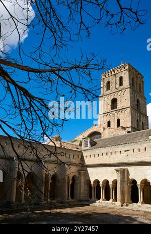 Der Glockenturm und die Kreuzgänge der alten Kirche Saint Trophime, Arles, Provence, Frankreich Stockfoto