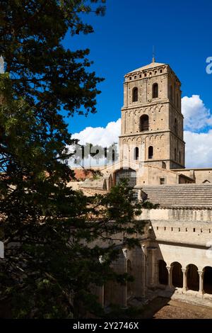 Der Glockenturm und die Kreuzgänge der mittelalterlichen Kirche St. Trophime, Arles, Provence, Frankreich - ein Weltkulturerbe Stockfoto