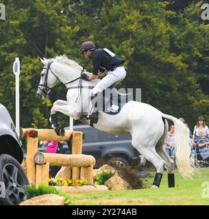 Richard Jones auf Alfies Clover im Defender Valley während des Cross Country Abschnitts der Burghley Horse Trials 2024 Stockfoto
