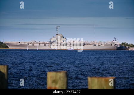 Die historische USS Yorktown ist ein ehemaliger US-amerikanischer Flugzeugträger aus dem Zweiten Weltkrieg, der derzeit im Hafen von Charleston als Museum verankert ist Stockfoto