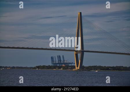 Arthur Ravenel Bridge in Charleston, South Carolina, USA bei Sonnenuntergang Stockfoto