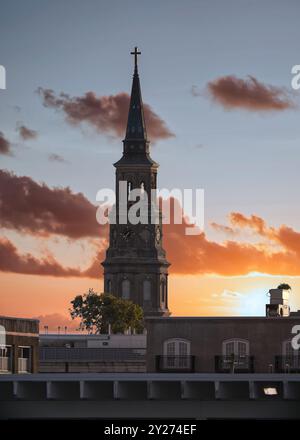 St. Philip's Episcopal Church im historischen Viertel Charleston, South Carolina, USA, mit Sonnenuntergang im Hintergrund Stockfoto