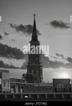 St. Philip's Episcopal Church im historischen Viertel Charleston, South Carolina, USA, mit Sonnenuntergang im Hintergrund Stockfoto