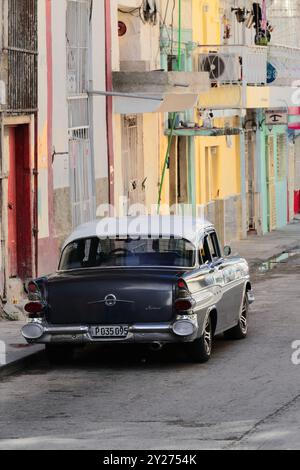 682 Seitenansicht, weißer amerikanischer Oldtimer mit weißem Dach, Pontiac 1957, stationiert in der Calle Virtudes Street 53-55, Centro. Havanna-Kuba. Stockfoto