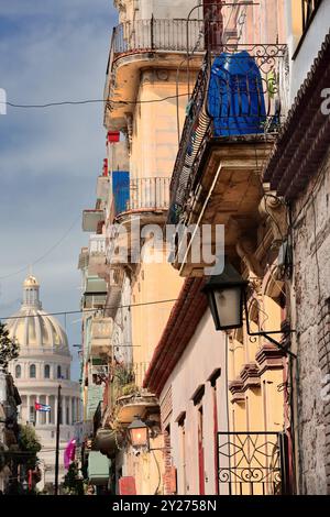 695 vierstöckige Gebäude auf der Nordseite der Calle Brasil oder Teniente Rey Street mit dem Capitolio National Capitol im Hintergrund. Havanna-Kuba. Stockfoto