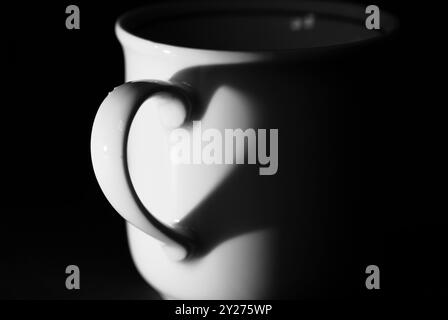 Konzeptfoto eines aus Licht und Schatten geformten Herzens Stockfoto