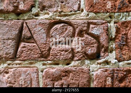 Details historischer Graffiti, die von Kadetten der Royal Military Academy Sandhurst, Surrey, England, Großbritannien, in Ziegel des Camberley Obelisken gemeißelt wurden Stockfoto