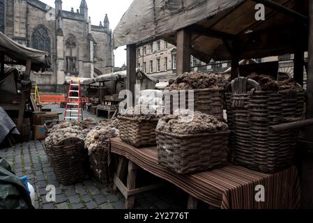 Der Film spielt auf Edinburghs West Parliament Square und wird für die Dreharbeiten von Guillermo del Toros Frankenstein vorbereitet. Stockfoto