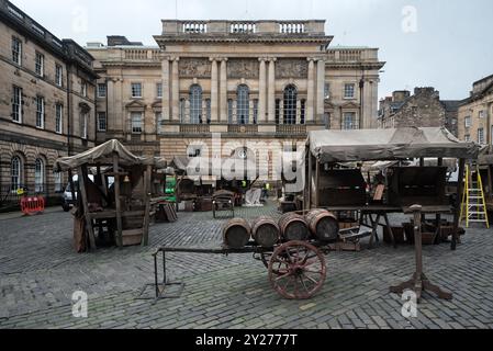 Der Film spielt auf Edinburghs West Parliament Square und wird für die Dreharbeiten von Guillermo del Toros Frankenstein vorbereitet. Stockfoto