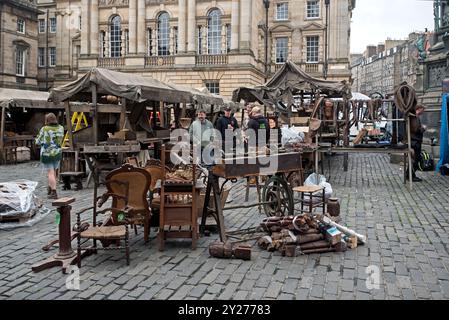 Der Film spielt auf Edinburghs West Parliament Square und wird für die Dreharbeiten von Guillermo del Toros Frankenstein vorbereitet. Stockfoto