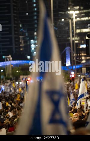 Ein Meer israelischer Flaggen während des Protestes am 7. September 2024 in Tel Aviv, wo Demonstranten zu einem Waffenstillstand und zur Freilassung von Geiseln aufriefen, die von der Hamas festgehalten wurden Stockfoto