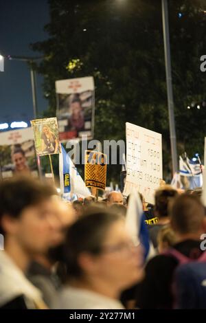 Demonstranten halten Schilder mit Geiselfotos und regierungsfeindlichen Botschaften während des 7. September 2024 in Tel Aviv gegen einen Waffenstillstand und einen Geiselvertrag Stockfoto