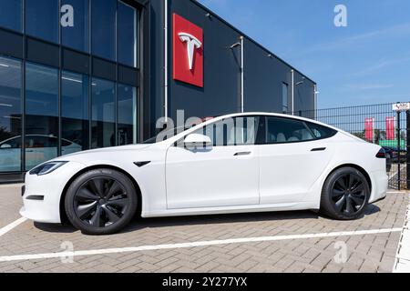 Tesla Model S im Tesla Store in Wezep, Niederlande Stockfoto