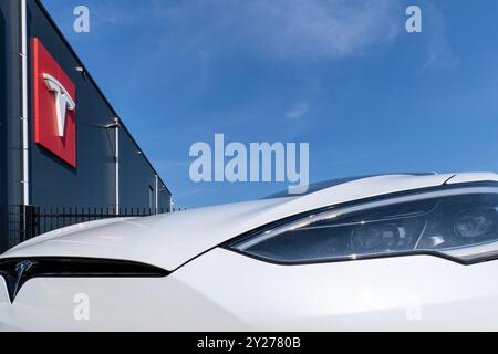 Tesla Model S im Tesla Store in Wezep, Niederlande Stockfoto