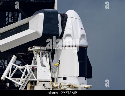 Merritt Island, Florida, USA. September 2024. Ein SpaceX-Dragon-Raumschiff, das vier zivile Astronauten transportieren wird, sitzt auf einer Falcon-9-Rakete auf dem Startkomplex 39A des Kennedy Space Centers der NASA vor dem geplanten Start der Polaris Dawn am 9. September 2024 auf Merritt Island, Florida. Die Besatzungsmitglieder werden den ersten Raumspaziergang mit privaten Astronauten durchführen. Nach mehreren geschwächten Startzeitversuchen wird es SpaceX und Jared Isaacman, der Milliardär Gründer der Zahlungsplattform Shift4 und Kommandant dieser Mission, um 3:38 Uhr erneut versuchen Stockfoto