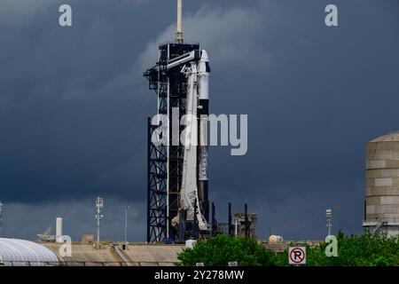 Merritt Island, Florida, USA. September 2024. Ein SpaceX-Dragon-Raumschiff, das vier zivile Astronauten transportieren wird, sitzt auf einer Falcon-9-Rakete auf dem Startkomplex 39A des Kennedy Space Centers der NASA vor dem geplanten Start der Polaris Dawn am 9. September 2024 auf Merritt Island, Florida. Die Besatzungsmitglieder werden den ersten Raumspaziergang mit privaten Astronauten durchführen. Nach mehreren geschwächten Startzeitversuchen wird es SpaceX und Jared Isaacman, der Milliardär Gründer der Zahlungsplattform Shift4 und Kommandant dieser Mission, um 3:38 Uhr erneut versuchen Stockfoto