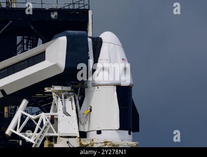 Merritt Island, Florida, USA. September 2024. Ein SpaceX-Dragon-Raumschiff, das vier zivile Astronauten transportieren wird, sitzt auf einer Falcon-9-Rakete auf dem Startkomplex 39A des Kennedy Space Centers der NASA vor dem geplanten Start der Polaris Dawn am 9. September 2024 auf Merritt Island, Florida. Die Besatzungsmitglieder werden den ersten Raumspaziergang mit privaten Astronauten durchführen. Nach mehreren geschwächten Startzeitversuchen wird es SpaceX und Jared Isaacman, der Milliardär Gründer der Zahlungsplattform Shift4 und Kommandant dieser Mission, um 3:38 Uhr erneut versuchen Stockfoto