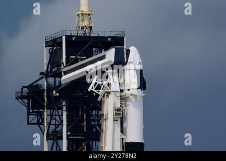 Merritt Island, Florida, USA. September 2024. Ein SpaceX-Dragon-Raumschiff, das vier zivile Astronauten transportieren wird, sitzt auf einer Falcon-9-Rakete auf dem Startkomplex 39A des Kennedy Space Centers der NASA vor dem geplanten Start der Polaris Dawn am 9. September 2024 auf Merritt Island, Florida. Die Besatzungsmitglieder werden den ersten Raumspaziergang mit privaten Astronauten durchführen. Nach mehreren geschwächten Startzeitversuchen wird es SpaceX und Jared Isaacman, der Milliardär Gründer der Zahlungsplattform Shift4 und Kommandant dieser Mission, um 3:38 Uhr erneut versuchen Stockfoto