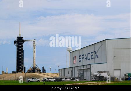 Merritt Island, Florida, USA. September 2024. Ein SpaceX-Dragon-Raumschiff, das vier zivile Astronauten transportieren wird, sitzt auf einer Falcon-9-Rakete auf dem Startkomplex 39A des Kennedy Space Centers der NASA vor dem geplanten Start der Polaris Dawn am 9. September 2024 auf Merritt Island, Florida. Die Besatzungsmitglieder werden den ersten Raumspaziergang mit privaten Astronauten durchführen. Nach mehreren geschwächten Startzeitversuchen wird es SpaceX und Jared Isaacman, der Milliardär Gründer der Zahlungsplattform Shift4 und Kommandant dieser Mission, um 3:38 Uhr erneut versuchen Stockfoto