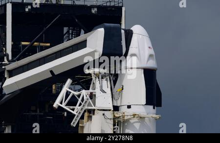 Merritt Island, Florida, USA. September 2024. Ein SpaceX-Dragon-Raumschiff, das vier zivile Astronauten transportieren wird, sitzt auf einer Falcon-9-Rakete auf dem Startkomplex 39A des Kennedy Space Centers der NASA vor dem geplanten Start der Polaris Dawn am 9. September 2024 auf Merritt Island, Florida. Die Besatzungsmitglieder werden den ersten Raumspaziergang mit privaten Astronauten durchführen. Nach mehreren geschwächten Startzeitversuchen wird es SpaceX und Jared Isaacman, der Milliardär Gründer der Zahlungsplattform Shift4 und Kommandant dieser Mission, um 3:38 Uhr erneut versuchen Stockfoto