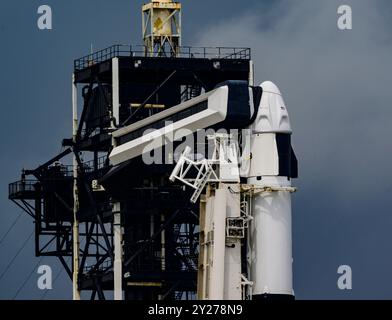 Merritt Island, Florida, USA. September 2024. Ein SpaceX-Dragon-Raumschiff, das vier zivile Astronauten transportieren wird, sitzt auf einer Falcon-9-Rakete auf dem Startkomplex 39A des Kennedy Space Centers der NASA vor dem geplanten Start der Polaris Dawn am 9. September 2024 auf Merritt Island, Florida. Die Besatzungsmitglieder werden den ersten Raumspaziergang mit privaten Astronauten durchführen. Nach mehreren geschwächten Startzeitversuchen wird es SpaceX und Jared Isaacman, der Milliardär Gründer der Zahlungsplattform Shift4 und Kommandant dieser Mission, um 3:38 Uhr erneut versuchen Stockfoto