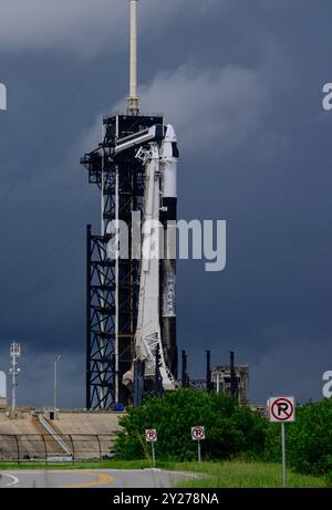 Merritt Island, Florida, USA. September 2024. Ein SpaceX-Dragon-Raumschiff, das vier zivile Astronauten transportieren wird, sitzt auf einer Falcon-9-Rakete auf dem Startkomplex 39A des Kennedy Space Centers der NASA vor dem geplanten Start der Polaris Dawn am 9. September 2024 auf Merritt Island, Florida. Die Besatzungsmitglieder werden den ersten Raumspaziergang mit privaten Astronauten durchführen. Nach mehreren geschwächten Startzeitversuchen wird es SpaceX und Jared Isaacman, der Milliardär Gründer der Zahlungsplattform Shift4 und Kommandant dieser Mission, um 3:38 Uhr erneut versuchen Stockfoto