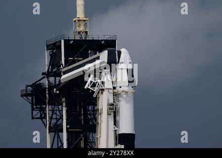 Merritt Island, Florida, USA. September 2024. Ein SpaceX-Dragon-Raumschiff, das vier zivile Astronauten transportieren wird, sitzt auf einer Falcon-9-Rakete auf dem Startkomplex 39A des Kennedy Space Centers der NASA vor dem geplanten Start der Polaris Dawn am 9. September 2024 auf Merritt Island, Florida. Die Besatzungsmitglieder werden den ersten Raumspaziergang mit privaten Astronauten durchführen. Nach mehreren geschwächten Startzeitversuchen wird es SpaceX und Jared Isaacman, der Milliardär Gründer der Zahlungsplattform Shift4 und Kommandant dieser Mission, um 3:38 Uhr erneut versuchen Stockfoto