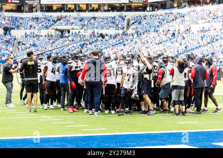 Indianapolis, Indiana, USA. September 2024. Die Houston Texans treffen sich während des Vorspiels der NFL gegen die Indianapolis Colts im Lucas Oil Stadium in Indianapolis, Indiana. John Mersits/CSM/Alamy Live News Stockfoto