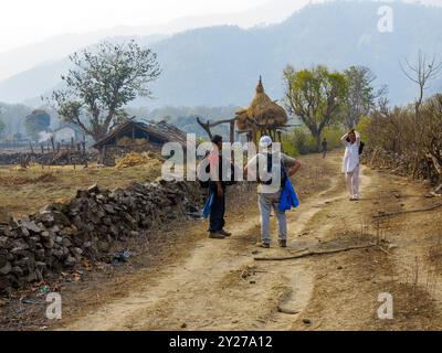 Ankunft im Chuka Village auf den Kumaon Hills, berühmt durch Jim Corbett in seinem Buch Maneaters of Kumaon, Uttarakhand, Indien Stockfoto