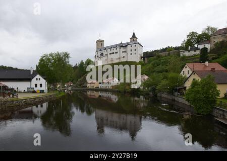 Rožmberk nad Vltavou mit der Burg an der Moldau. Stockfoto