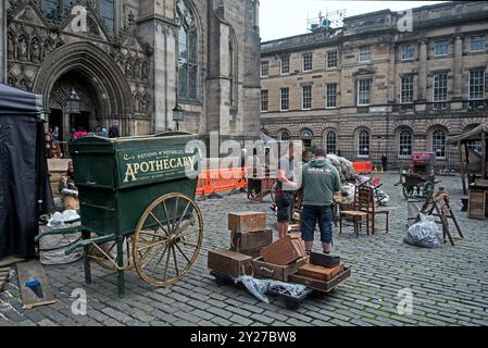 Der Film spielt auf Edinburghs West Parliament Square und wird für die Dreharbeiten von Guillermo del Toros Frankenstein vorbereitet. Stockfoto