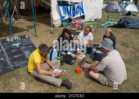 Camps for Climate Action UK 2000s 2009 Blackheath Common South London. Leute im Gespräch HOMER SYKES Stockfoto