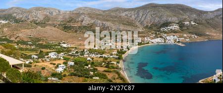 Ormos Egialis Bay (Aegiali) an der Nordseite von Amorgos. Aegiali ist ein beliebtes touristisches Dorf. Kykladen, Griechenland Stockfoto