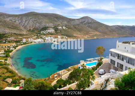 Amorgos, Griechenland - 14. Mai 2024: Bucht von Ormos Egialis (Aegiali) an der Nordseite von Amorgos. Aegiali ist ein beliebtes touristisches Dorf. Kykladen, Griechenland Stockfoto