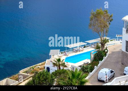 Amorgos, Griechenland - 14. Mai 2024: Hotelpool mit Blick auf die Bucht von Ormos Egialis (Aegiali) auf der Nordseite von Amorgos. Kykladen, Griechenland Stockfoto