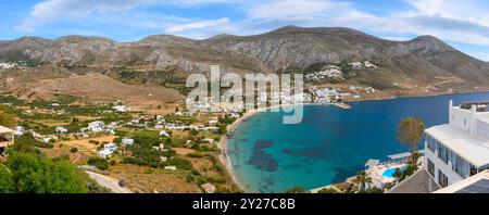 Ormos Egialis Bay (Aegiali) an der Nordseite von Amorgos. Aegiali ist ein beliebtes touristisches Dorf. Kykladen, Griechenland Stockfoto