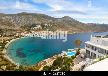 Amorgos, Griechenland - 14. Mai 2024: Bucht von Ormos Egialis (Aegiali) an der Nordseite von Amorgos. Aegiali ist ein beliebtes touristisches Dorf. Kykladen, Griechenland Stockfoto