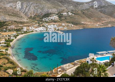 Amorgos, Griechenland - 14. Mai 2024: Bucht von Ormos Egialis (Aegiali) an der Nordseite von Amorgos. Aegiali ist ein beliebtes touristisches Dorf. Kykladen, Griechenland Stockfoto