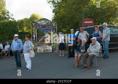 Die Youlgreave Silver Band spielt draußen in der Wesleyan Reform Chapel Local. Genießen Sie einen Sommerabend. Der Heilige Brunnen wurde zu Ehren von Brian Asquith gekleidet, der in Youlgreave wohnt. Asquith war ein international anerkannter Industriedesigner, der kürzlich verstorben war. Youlgreave, Derbyshire, England, 24. Juni 2018 2010, UK HOMER SYKES Stockfoto