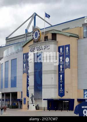 London, Vereinigtes Königreich, 7. August 2024: Vor der Stamford Bridge, dem Heimstadion des Chelsea Football Club Stockfoto