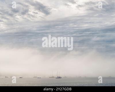 Appledore North Devon – kurz nach Sonnenaufgang rollt eine dicke Nebelbank entlang der Flussmündung des River Torridge bei Appledore North Devon. Stockfoto