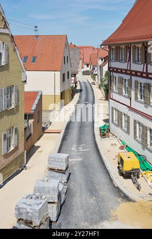 Straßensanierung einer engen Straße im historischen Zentrum Nördlingens Stockfoto