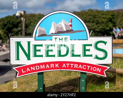 Schild für die Attraktion Needles Landmark, in der Nähe von Alum Bay, Isle of Wight, England, Großbritannien Stockfoto