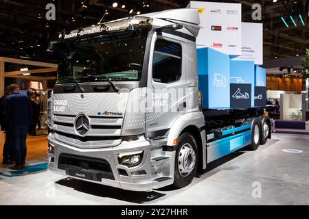 Mercedes-Benz eActros 300 Elektrofahrzeug auf der Hannover IAA Transportation Motor Show. Deutschland - 20. September 2022 Stockfoto