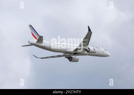 Air France Airbus a220 startet vom Flughafen Helsinki in Finnland Stockfoto