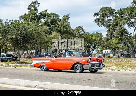 Gulfport, MS - 07. Oktober 2023: Weitwinkelansicht eines Chevrolet Bel Air Cabriolets aus dem Jahr 1957 auf einer lokalen Autoshow. Stockfoto