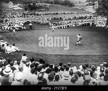 Bobby Jones versenkte seinen letzten 40-Fuß-Birdie-Putt, der ihm seinen 4. U.S. Open Golf Championship-Titel im Interlachen Golf and Country Club in Edina, Minnesota, am 12. Juli 1930 gewann. Jones ist der einzige Golfer, der je einen einjährigen Grand Slam errang, der aus dem Sieg bei allen vier großen Golfturnieren seiner Ära (den offenen und Amateurmeisterschaften in den USA und Großbritannien) in einem einzigen Kalenderjahr (1930) besteht. Stockfoto